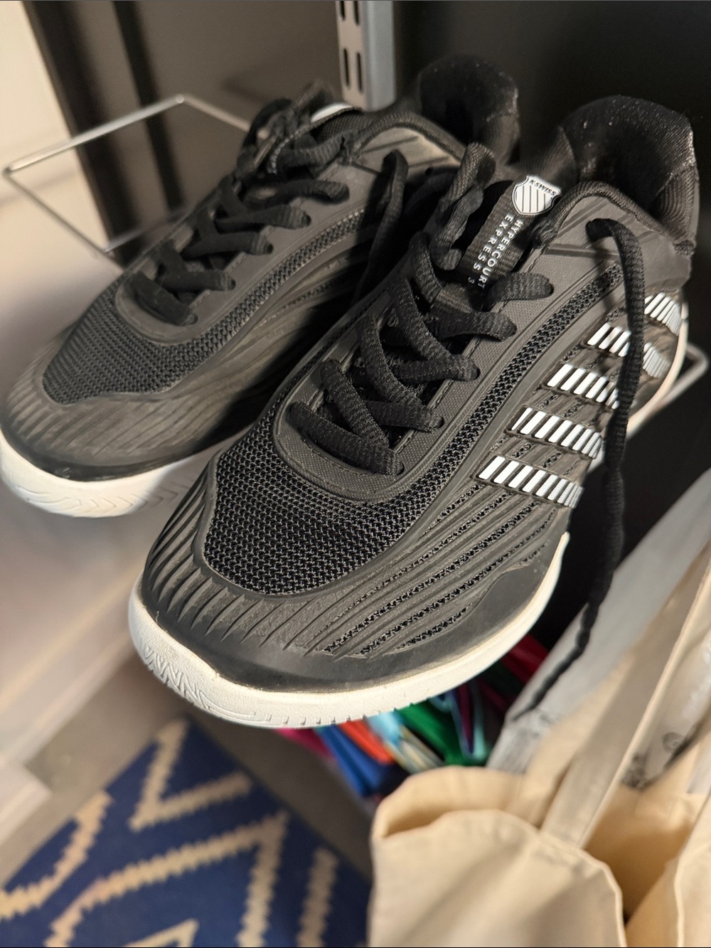 Women’s KSwiss tennis shoes. Size 6